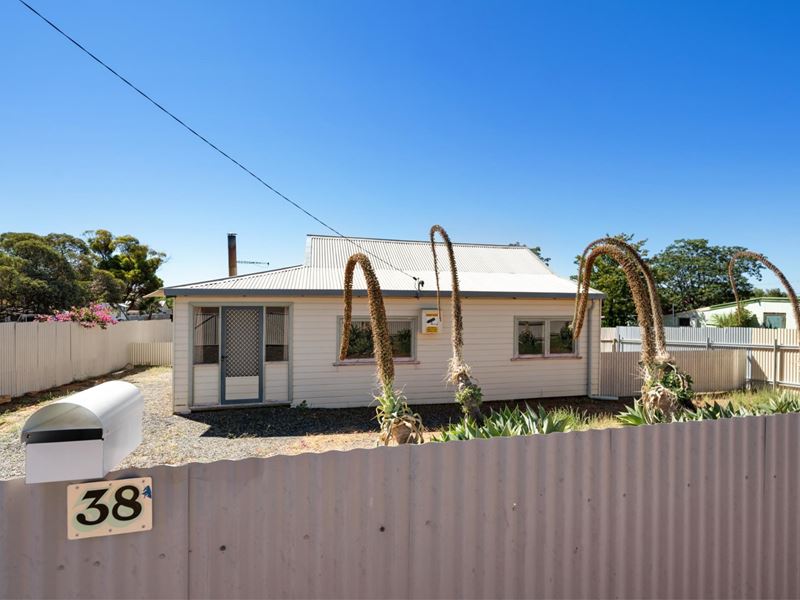38 Woodward Street, Coolgardie