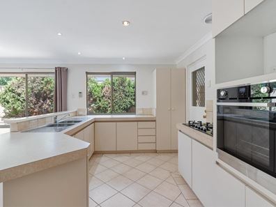 2 Derwent Crescent, Success WA 6164