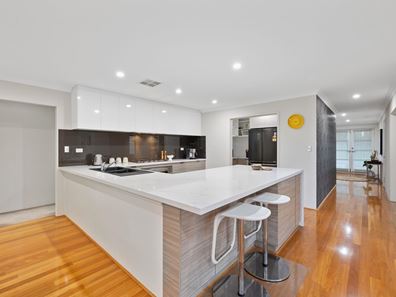 4 Columbia Parkway, Piara Waters WA 6112
