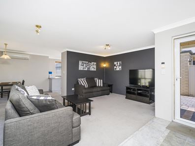 2/4 Park Way, Innaloo WA 6018