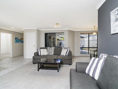 2/4 Park Way, Innaloo WA 6018