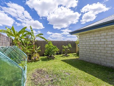 32 Weetman Road, Hammond Park WA 6164