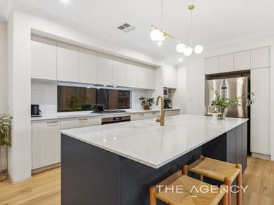 16 Topaz Way, Treeby WA 6164