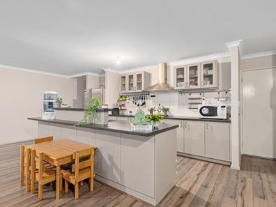 15 Bordeaux Parade, Piara Waters WA 6112