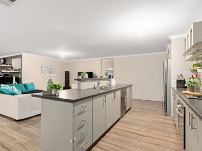 15 Bordeaux Parade, Piara Waters WA 6112