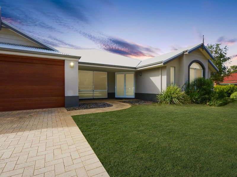 13 Lakeside Drive, College Grove