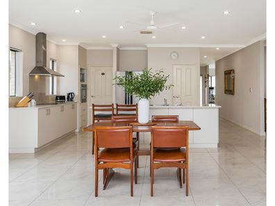 15 Albion Avenue, Lake Coogee WA 6166