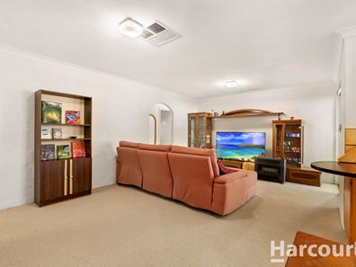 8 Sandford Crescent, Halls Head WA 6210
