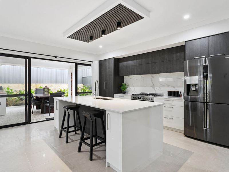 52 Rhodeswood Drive, Aveley
