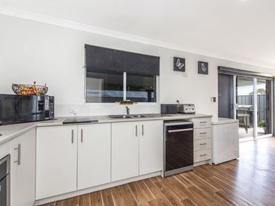 17 Thangoo Way, Golden Bay WA 6174