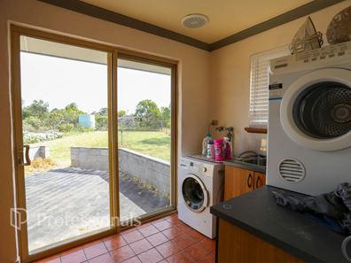 431 Eleven Mile Beach Road, Pink Lake WA 6450