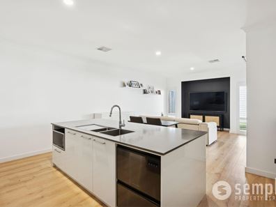 11 McPhee Road, Hammond Park WA 6164