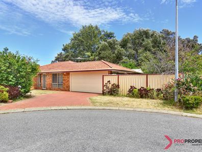 8 Bull Place, Queens Park WA 6107