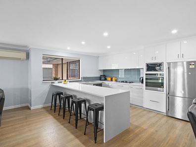 12 Oakdale Close, Halls Head WA 6210