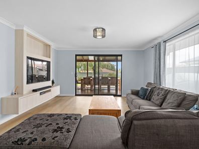 12 Oakdale Close, Halls Head WA 6210