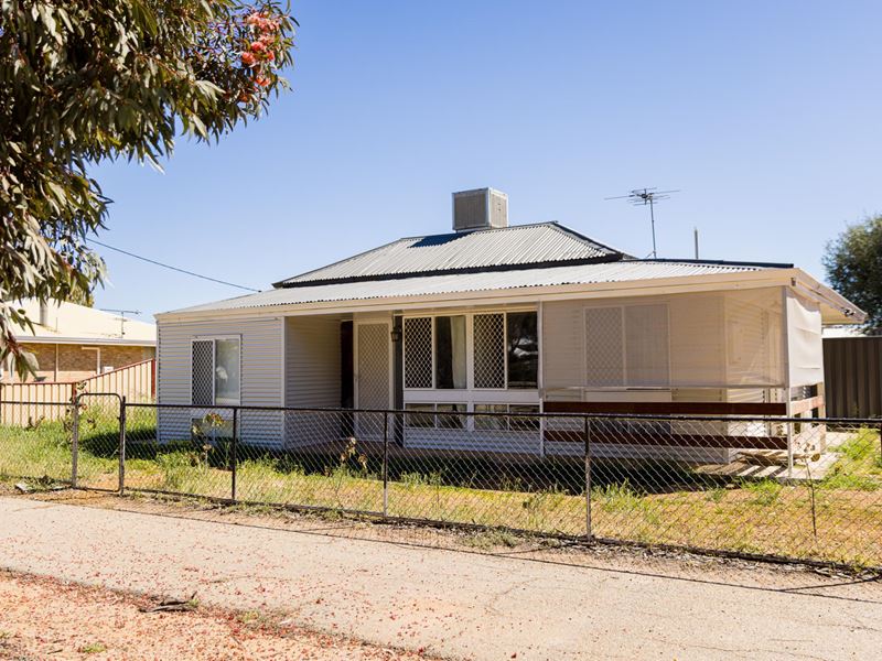 38 Duff Street, Merredin WA 6415