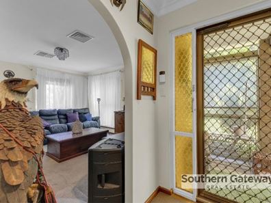 31 Mandfield Way, Parmelia WA 6167