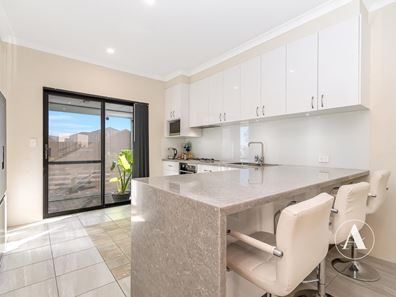 1/11 Yewers Drive, Champion Lakes WA 6111