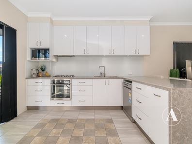 1/11 Yewers Drive, Champion Lakes WA 6111