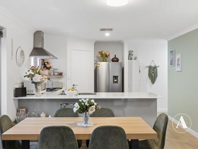 4 Golden Way, Piara Waters WA 6112