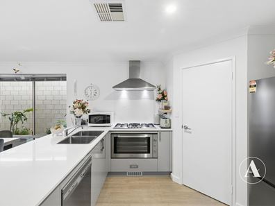 4 Golden Way, Piara Waters WA 6112