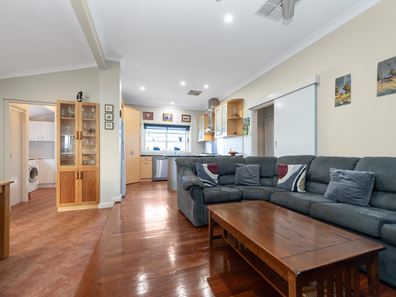 8 Isabella Crescent, Manning WA 6152