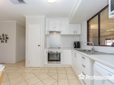 4 Kara Crt, Seville Grove WA 6112