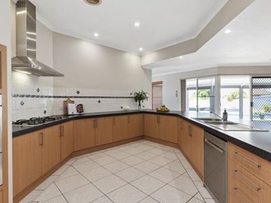 4 Galleon Close, Halls Head WA 6210