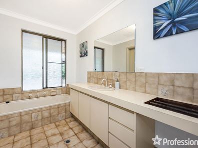 1 Oberon Grove, Mount Nasura WA 6112