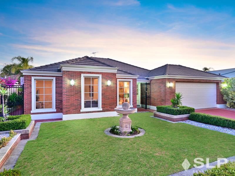 76 Golf Links Drive, Carramar