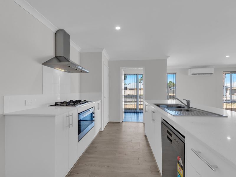 128 Lakewood Parkway, Coodanup WA 6210