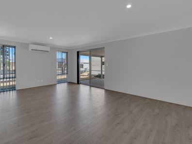 128 Lakewood Parkway, Coodanup WA 6210
