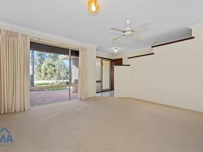 25 Templetonia Promenade, Halls Head WA 6210