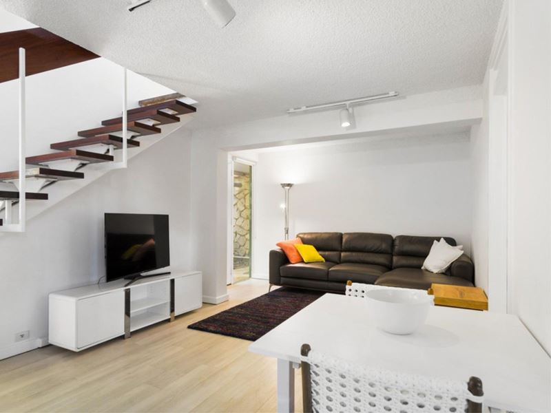 3/4 Crawley Avenue, Crawley