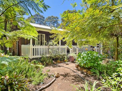 16 Rhodes Place, Jarrahdale WA 6124