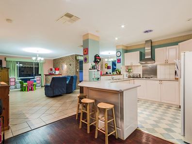 21 Richard Place, Orelia WA 6167