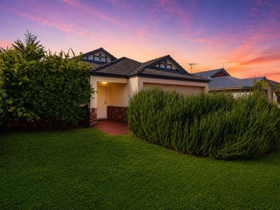 12 Pineknoll Gardens, Meadow Springs WA 6210