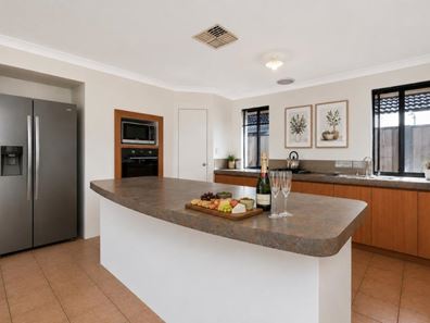 12 Pineknoll Gardens, Meadow Springs WA 6210