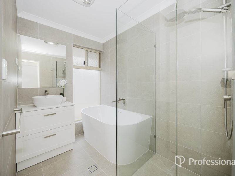 31 Bloodwood Drive, Marangaroo WA 6064