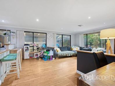 15 Myerson Crescent, Maida Vale WA 6057
