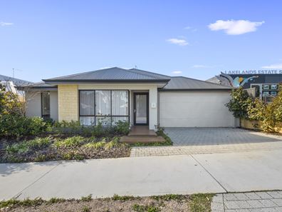 15 Barracoota Loop, Lakelands WA 6180