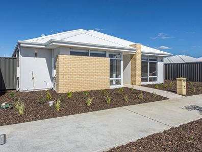 2 Larcom Road, Lakelands WA 6180