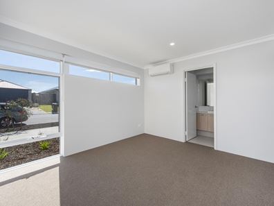 2 Larcom Road, Lakelands WA 6180