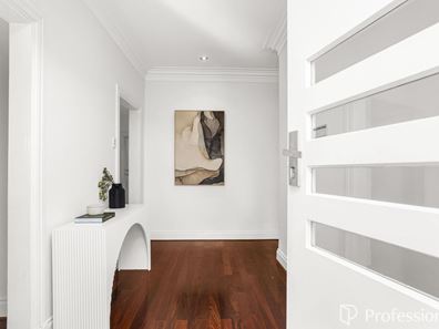 94 Redwood Crescent, Melville WA 6156