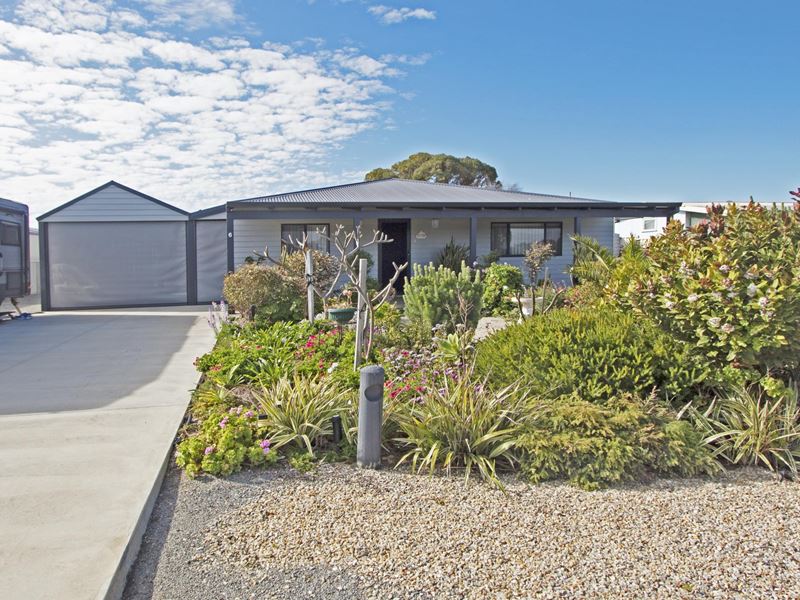 6 Thomas Street, Leeman WA 6514