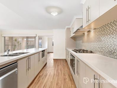 7 Buttercup Parkway, Halls Head WA 6210