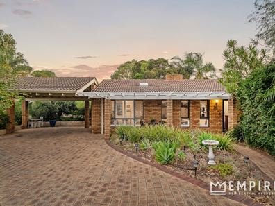 16 Compton Close, Lake Coogee WA 6166