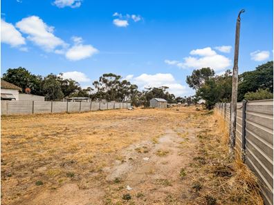 24 Moore Street, Kellerberrin WA 6410
