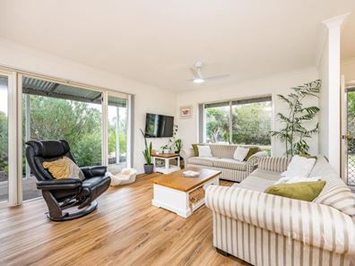 16 Robinson Street, Spencers Brook WA 6401