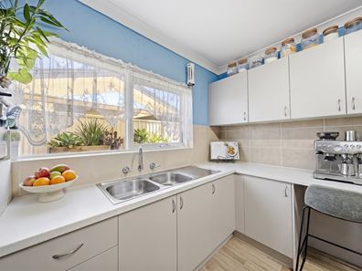 22 Amanda Drive, Camillo WA 6111